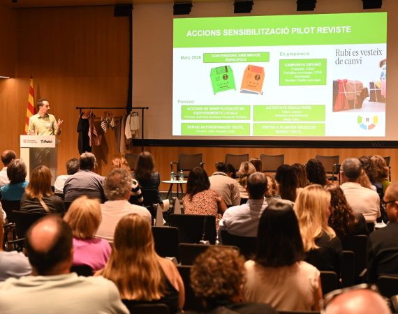 El Consorci de Residus presenta la prova pilot de recollida tèxtil amb RE-VISTE a Rubí en el marc del Pacte per a la Moda Circular